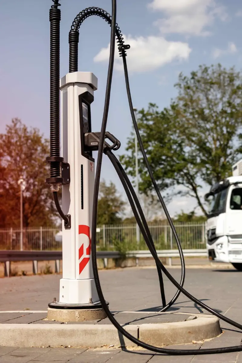 Snellader AVIA VOLT bij Huuskes 3