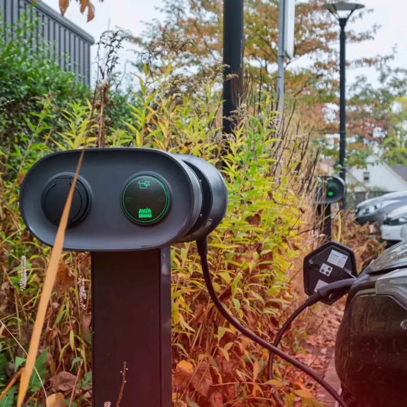 Huuskes met AVIA VOLT AC laders 1